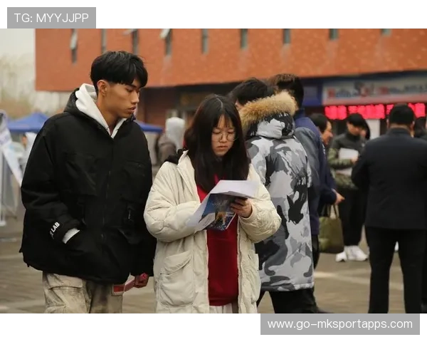 西南大学教师招聘考生跑步进场，校方回应时间紧，赴西南大学招聘教师