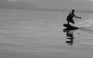 MKSPORTS-“宽板滑水：东三叉湖赛场见证新一代水上运动的崛起”